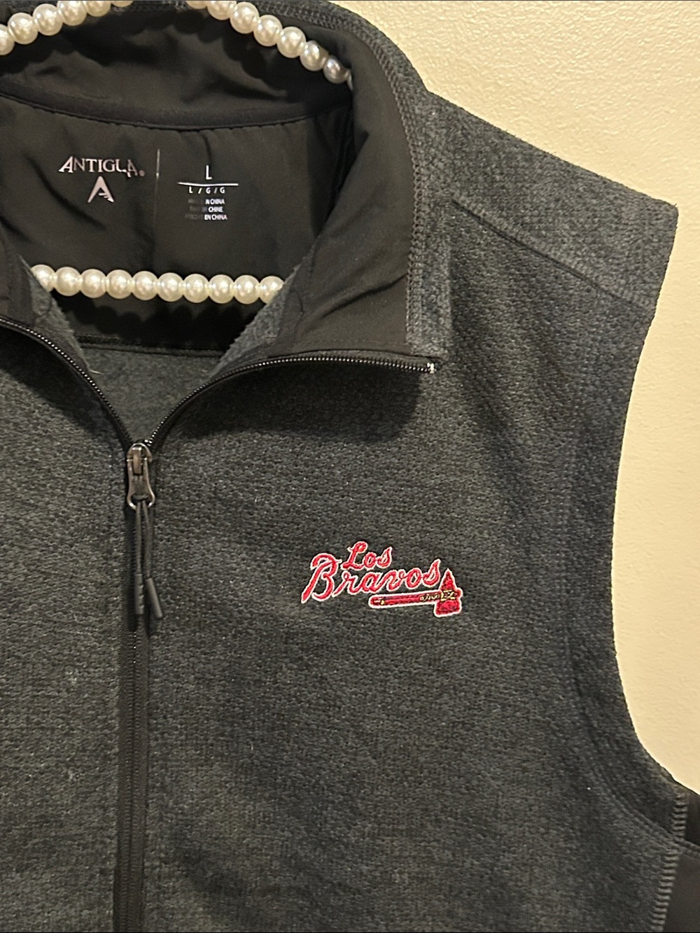 Antigua Men's Los Bravos Atlanta Braves Full Zip Vest Gray Size L